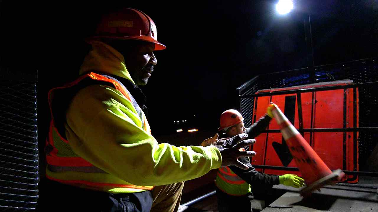 construction-workers-work-at-night